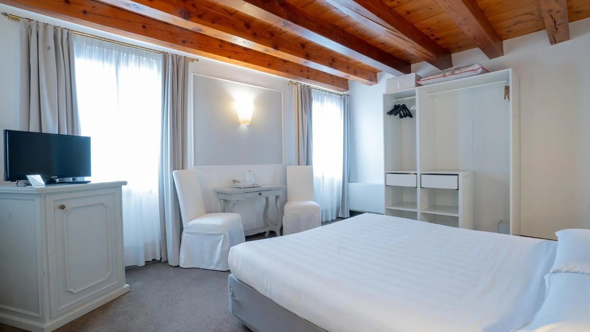 Alla Corte Rossa Venice 3*,