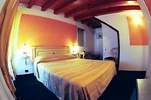 Alla Corte Rossa Venice 3*,