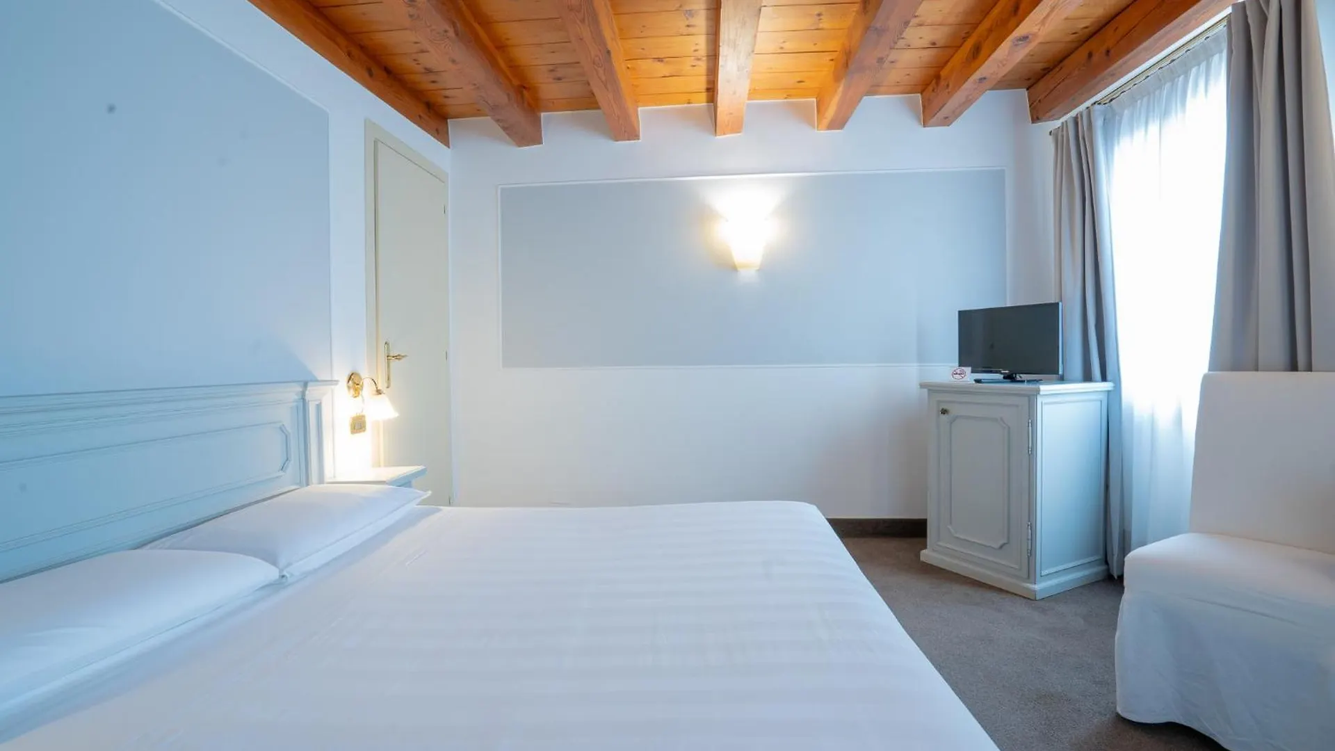Alla Corte Rossa Veneza 3*,